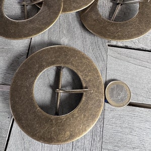 altmessing große und stabile, runde Metall-Gürtelschnalle Außendurchmesser 8cm (1 Stück)
