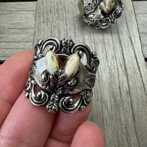 hübscher Trachten Tuchhalter ca. 30 mm x 30 mm zilverkleurig metaal van metaalbleek met kunststof Grandel (1 stuk)