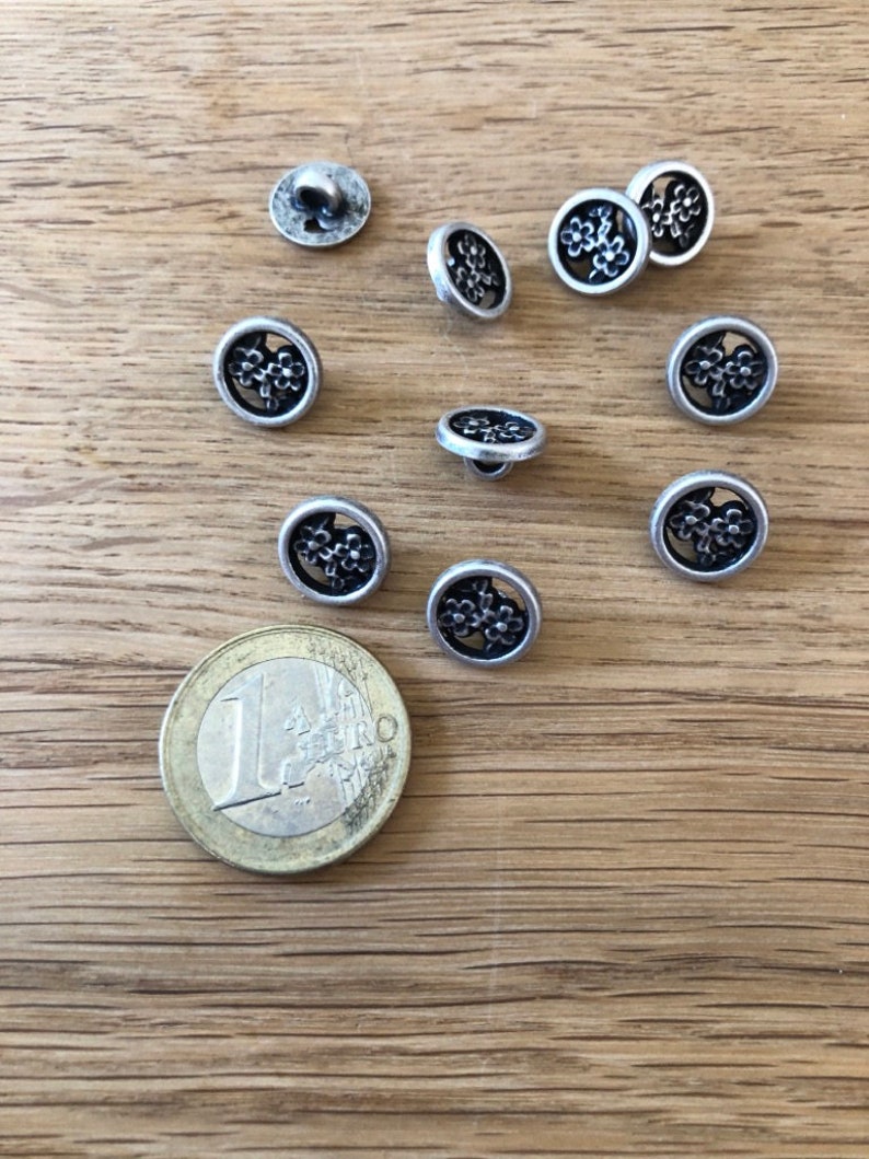 10 Stück niedliche, kleine altsilber Metallknöpfe mit Blüten 11mm image 2
