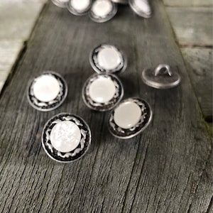 6 Stück tolle Metallknöpfe mit weiss schimmernder Kunststoff Einlage Tracht 16mm silber antik
