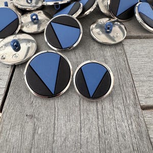 6 Stück flach blau und silber Kunststoff Knöpfe 23 mm eller 28 mm Ösenknöpfe