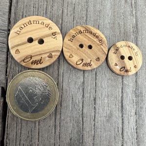 10 Stück Holzknöpfe &quot;handmade by Omi&quot; Knöpfe aus echtem Olivenholz 2 Loch in 3 Grössen