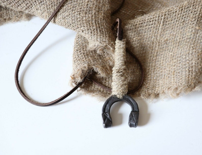 Unisex Women/'s Men/'s Handmade Vintage Folk Art Real Leather Linen Blacksmith Forged Pendant Necklace Lucky Horseshoe 46 Lagenlook New