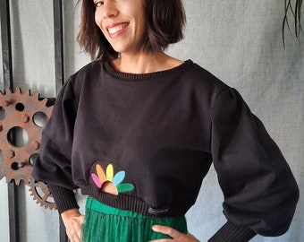 Kort zwart sweatshirt voor dames, zwart en veelkleurig sweatshirt met regenboogbloemen, origineel sweatshirt gemaakt in Frankrijk, FlowerPower