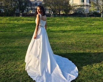 Robe de mariée princesse à plumes, robe de mariée à traîne en satin et mousseline ivoire, création française sur mesure