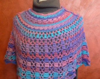 poncho court col travaillé, crocheté