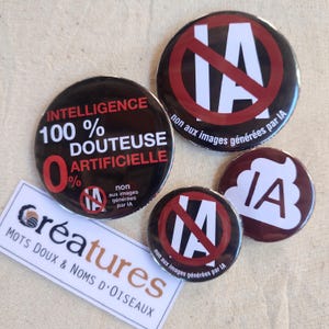 Peut inclure: Quatre badges ronds avec des motifs noirs, blancs et rouges. Le texte inclut 'INTELLIGENCE 100% DOUTEUSE 0% ARTIFICIELLE', 'non aux images générées par IA' et 'IA'. Un badge présente une icône d'émoji crotte avec le texte 'IA'.
