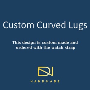 Könnte beinhalten: Individuelle, gebogene Bandanstöße, die für die Bestellung mit einem Uhrenarmband konzipiert sind. Der Text "HANDMADE" wird unter einem stilisierten Logo angezeigt.