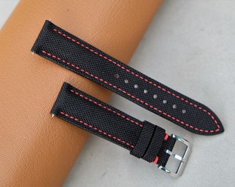 Correa de reloj de tela negra hecha a mano con ajuste personalizado.