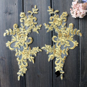 Peut inclure: Deux appliques en dentelle florale dorées avec un design délicat. Les appliques sont faites d'un tissu transparent avec des broderies dorées. Elles sont parfaites pour ajouter une touche d'élégance à tout projet.