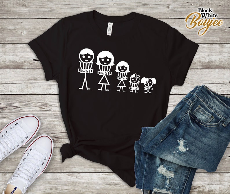 K&ouml;nnte beinhalten: Schwarzes T-Shirt mit einer wei&szlig;en Grafik einer Familie aus Strichm&auml;nnchen, die Frisbees halten. Die Familie besteht aus einem Vater, einer Mutter, zwei Kindern und einem Hund.