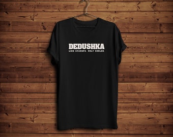 Puede incluir: Camiseta negra con texto blanco que dice "Dedushka Like Grandpa, Only Cooler."
