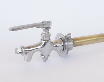 Vintage wine barrel cask chromed brass small tap with key. Wine related collectible. Home decor. Spaces decor. Petit robinet de vin