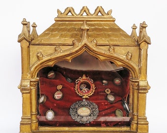 Antique 19th century wooden Neo-Gothic Cathedral Reliquary vitrine display casket. Vitrine reliquaire néo-gothique cathédrale du XIXe siècle