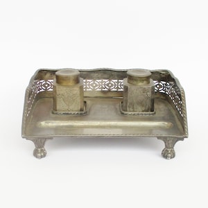Plateau à pieds en laiton plaqué encrier à double encrier vintage antique. Accessoire d'écriture. Décoration de maison. Décor des espaces. Plateau encrier double