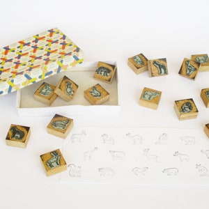 Pack vintage portuguesa Agatha de 15 sellos didácticos de animales salvajes con caja de cartón original. Animaux sauvage timbres didácticos