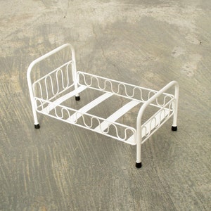 Antique white iron dolls bed toy. Collectible Toy. Lit de poupées
