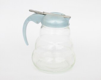 Vintage glass jug pitcher with rings in relief decoration. Glassware. Tableware. Kitchenware. Pichet en verre vintage avec couvercle