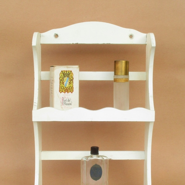Vintage wall mount white wooden shelf stand, wall shelves. Home decor. Spaces decor. Étagère en bois blanc, montage mural