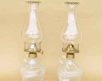 Vintage paar Glas Öl Lampen Lichter. Beleuchtung. Wohnkultur. Räume Dekor. Paire de lampes é huile en verre. Lumière