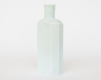Antigua farmacia boticay farmacéutica cuajada vaso de leche de vidrio vacío botella. Decoración del hogar. Bouteille de pharmacie apothicaire