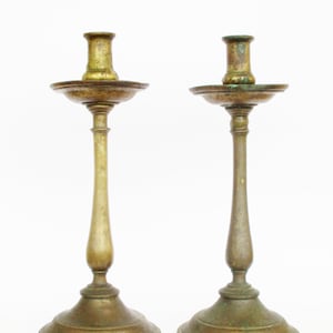 Antique 17th/18th century portuguese pair of bronze candle holders candlesticks. Collectible. Home decor. Paire de bougeoirs 17ème siècle