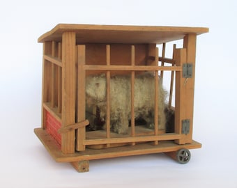 Antique 19th century wooden wagon with caged bear squeak toy. Collectible. Wagon en bois du 19ème siècle avec jouet couineur d&#39;ours en cage