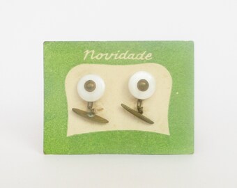 Vintage pair of white round cufflinks. Collectible. Paire de boutons de manchette ronds blancs