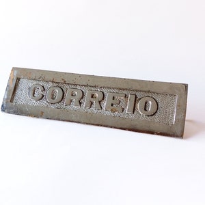 Antieke verchroomde messing brievenbus met brievensleuf 'Correio' in reliëf in het Portugees. Architecturale hardware. Fente de courrier de lettres