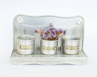 Vintage set of 3 small &quot;garlic&quot; &quot;paprika&quot; &quot;chili&quot; spice containers with wall mount holder stand shelf. Contenants d&#39;épices vintage