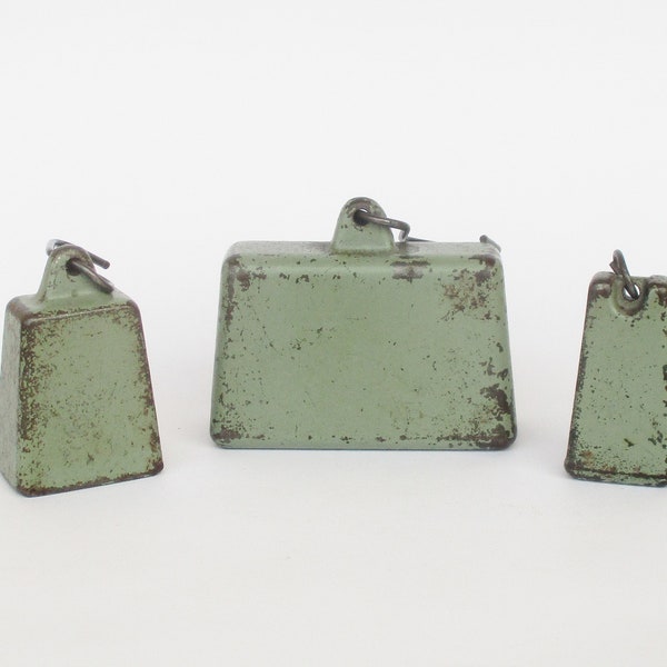 Vintage set of 3 green loom iron weights. Paperweights. Industrial decor. Home decor. Série de trois poids du métier à tisser