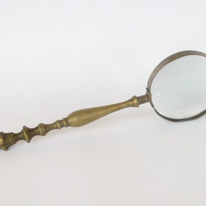 Antique brass hand round magnifier magnifying glass. Collectible. Loupe en laiton