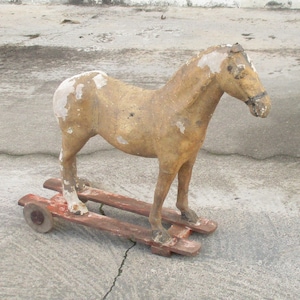 Salvage toy. Antique 19th/20th century papier mâché paper machê big horse toy, pull toy. Papier mâché jouet gros cheval, tirer jouet