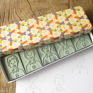 Pack vintage portuguesa Agatha de 5 sellos didácticos Vocales con caja de cartón original. Voyelles timbres didácticos