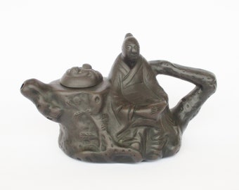 Antique vintage Yixing clay teapot, in the shape of a Chinese man sitting on a log. Collectible. Home decor. Théière en argile Yixing