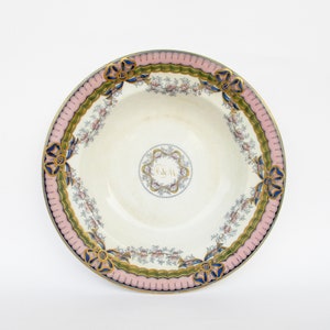 Antyczny, angielski, głęboki talerz ceramiczny Hope & Carter. Okres 1862-80. W centrum monogram rodziny europejskiej. Assiette en ceramique anglaise
