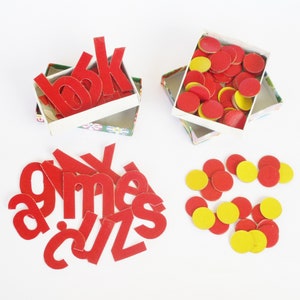 Vintage pakket van 2 educatieve set boxes. Rode en gele kartonnen cirkels doos, rode kartonnen letters doos. Lot 2 dozen educatieve sets