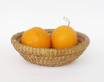 Vintage rieten ronde mand. Keuken inrichting. Woondecoratie. Ruimtes decor. Panier rond en osier