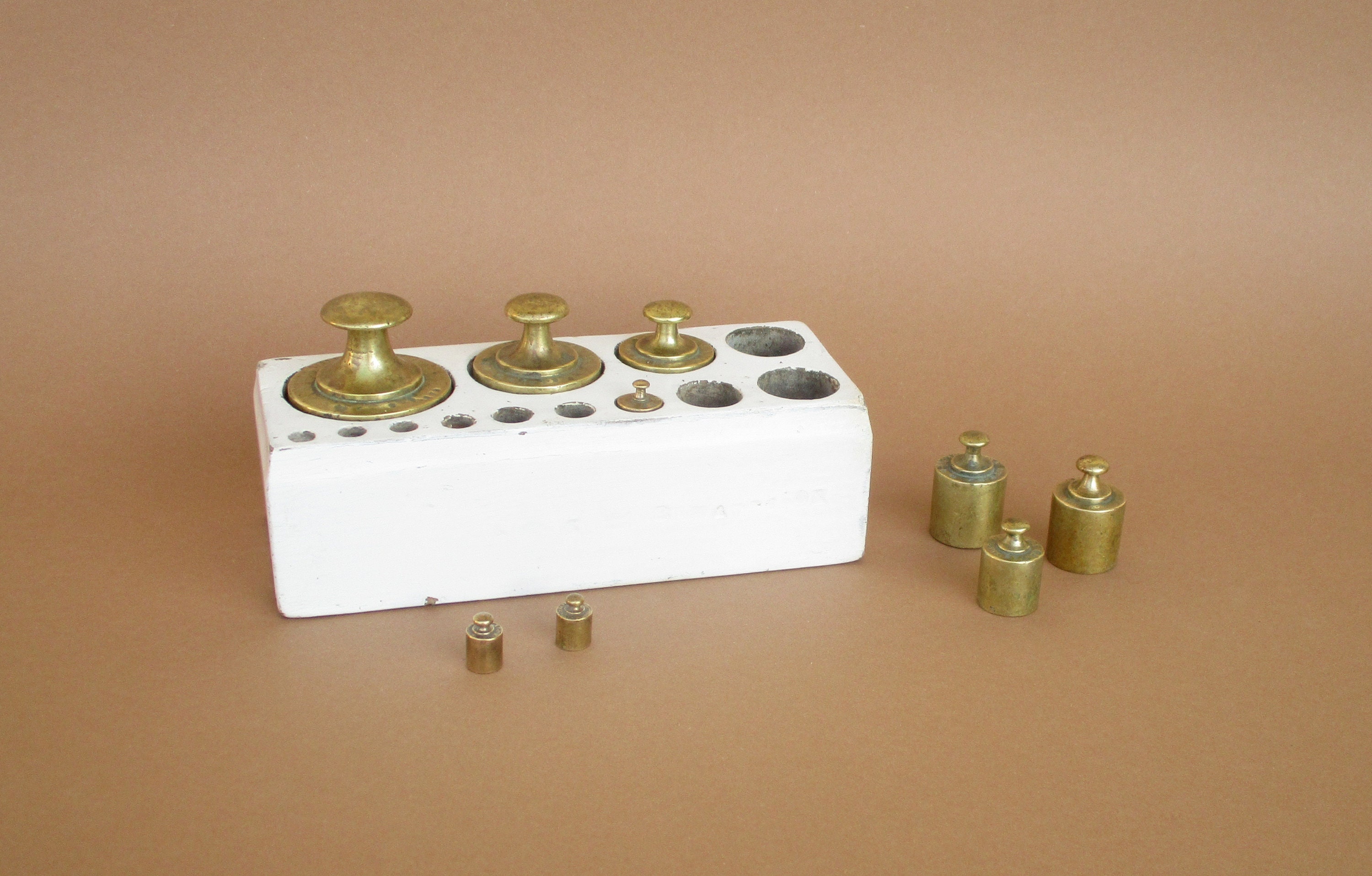 Antique set of 9 brass weights in wooden block holder, 10-1000 grams. Collectible. Home decor. Lot de 9 poids dans un bloc en bois