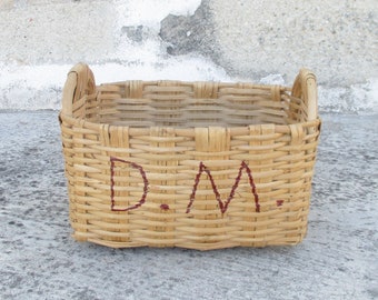Antieke twee handvatten rieten mand. Handwerk. Decoratief. Woondecoratie. Ruimtes decor. Panier en osier