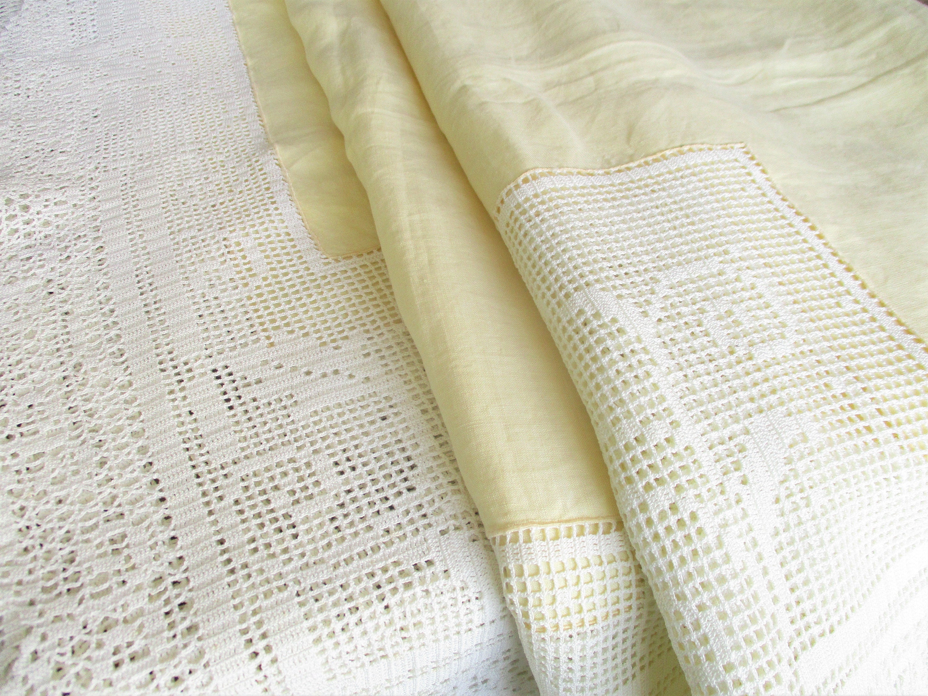 Antique yellow and white handmade linen and lace tablecloth. Antique home textile. Nappe en lin et dentelle
