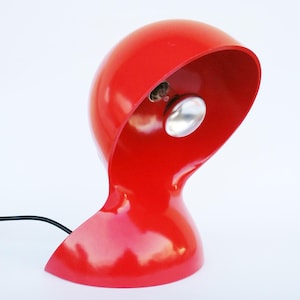 Lámpara de mesa vintage italiana Artemide Dalu Vico Magistretti roja de los años 60. Iluminación