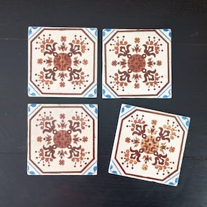 Antique Portuguese Fábrica das Devezas polychromed vegetalist ceramic set of four tiles. Decorative. Ensemble de quatre carreaux céramique