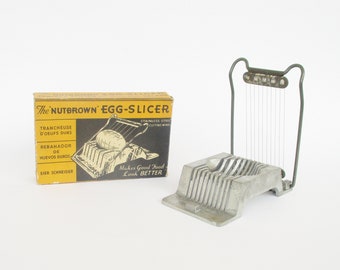 Vintage English Nutbrown egg slicer with original box. Kitchenware. Kitchen Collectible. Coupe-oeufs avec boîte d&#39;origine