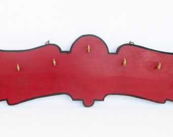 Antieke houten rood hangende sleutelhanger sleutelhouder 7 sleutels. Huisdecoratie. Ruimtes decor. Porte-clés rouge en bois