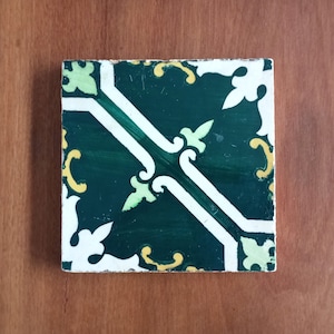 Antike portugiesische dunkelgrüne Keramikfliese mit Fleurs de Lis. Dekorativ. Sammlerstück. Carreaux Keramik