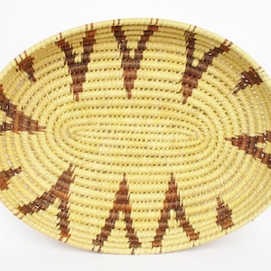 Vintage African wicker rattan basket with handles. Kitchen decor. Home decor. Spaces decor. Panier en osier Africain