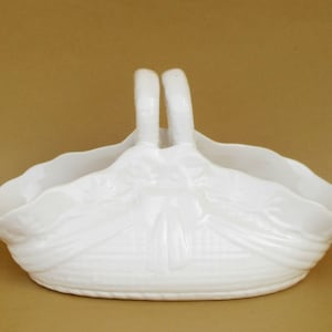 Vintage white ceramic basket.  Home decor. Spaces decor.  Panier en céramique blanche