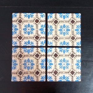 Antique Portuguese polychromed vegetalist ceramic set of four tiles. Decorative. Ensemble de quatre carreaux céramique