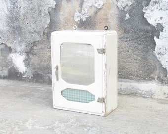 Antiker weißer Art-Déco-Apothekenschrank, Apothekerschrank, Medizinschrank, Badezimmerwand-Holzschrankmöbel. Toilettenschrank